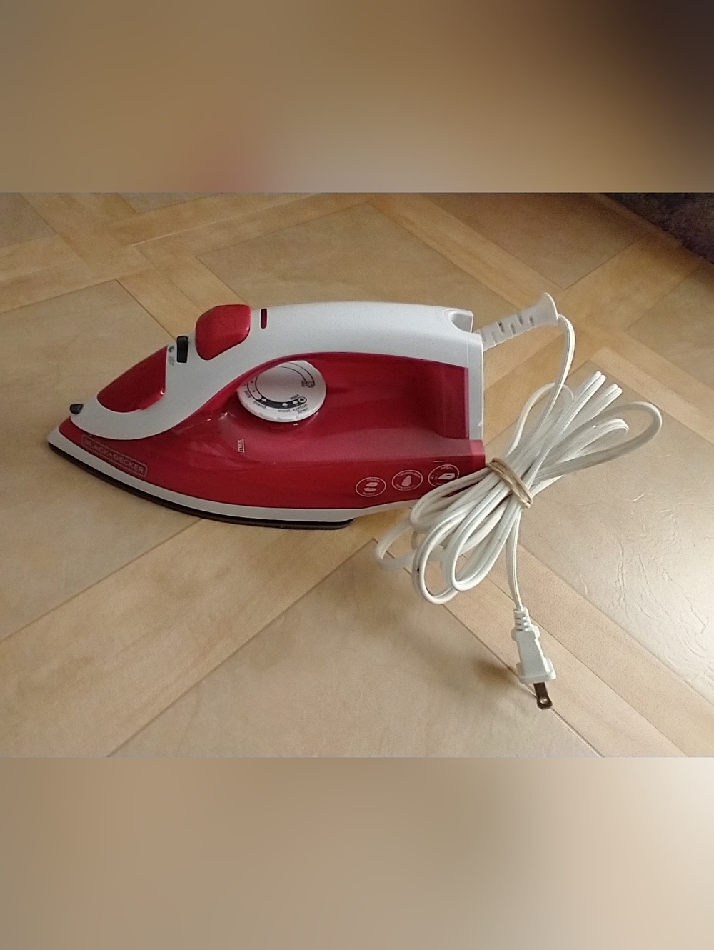 Black & Decker Red - White Steam Iron True Glide Premium